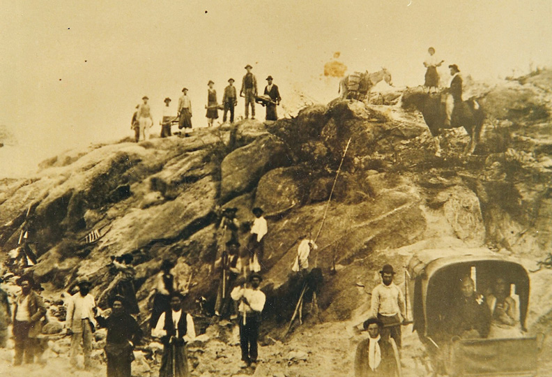 José Gabriel Brochero (1840-1914) and a group of people working on the construction of a road in Traslasierra (ca. 1880s).