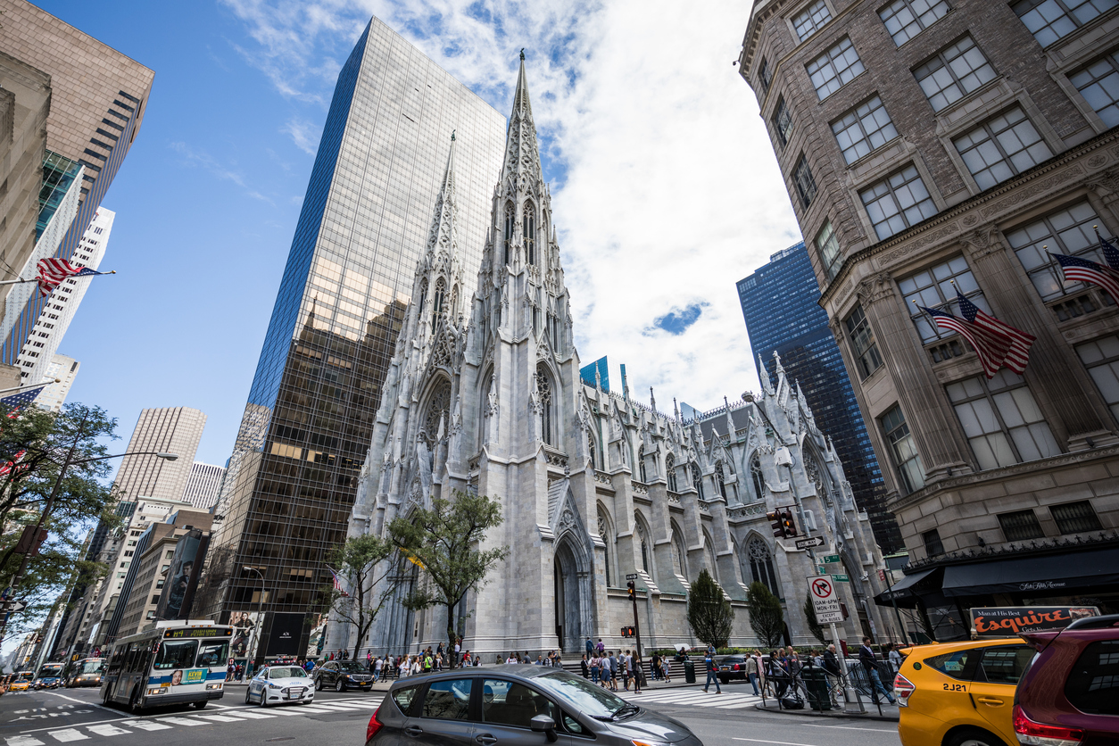 La Catedral de Saint Patrick está situada en medio del ajetreo del centro de la ciudad de Manhattan. (iStock)
