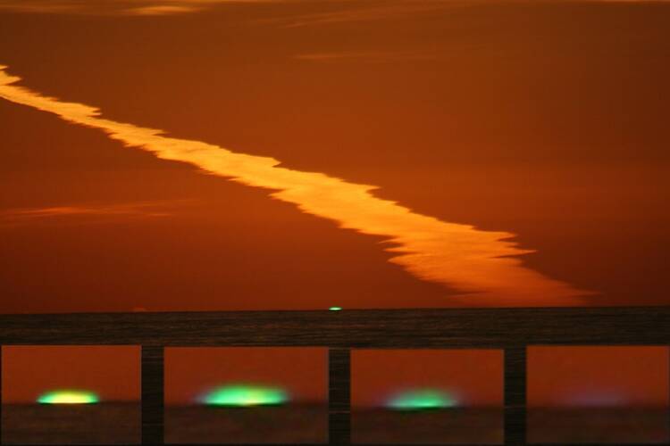 The stages of a green flash in Santa Cruz, California (Photo via Wikimedia Commons)