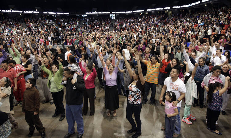 Hundreds attend annual Hispanic Charismatic Renewal in Chicago (CNS photo/Karen Callaway)