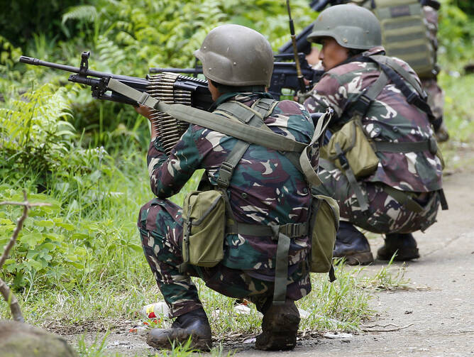Government troops take positions as fighting with Muslim militants in Marawi city enters its second week on Tuesday, May 30, 2017, in southern Philippines. (AP Photo/Bullit Marquez)