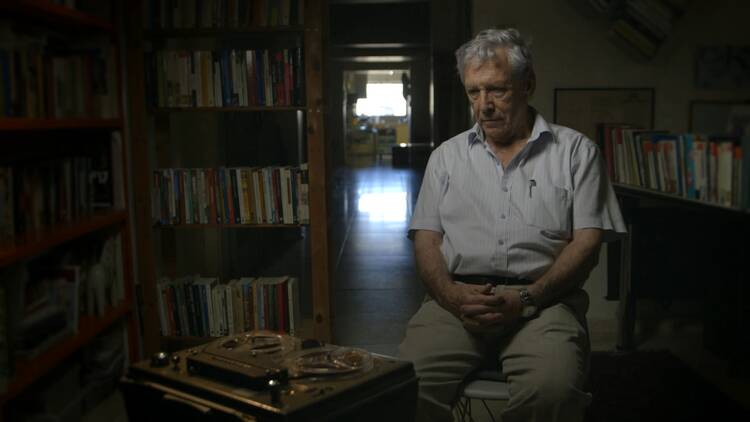 Amos Oz listening the voices of soldiers from the Six-Day War in 'Censored Voices.'