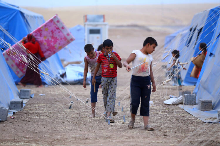 Refugees flee Mosul, set up camp near Irbil (CNS photo/Stringer, EPA) (June 13, 2014)