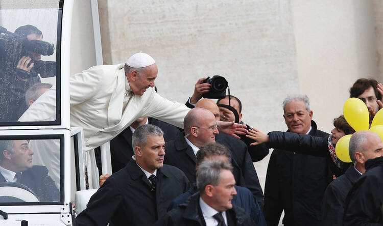 REACHING OUT. Pope Francis in St. Peter’s Sq.