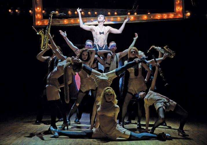 OLD CHUMS. Alan Cumming and the cast of “Cabaret”