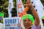 A woman holds up a noose during a Feb. 18 protest against plans to reimpose the death penalty, promote contraceptives and intensify the drug war at the Walk for Life in Manila. (CNS photo/Romeo Ranoco, Reuters)