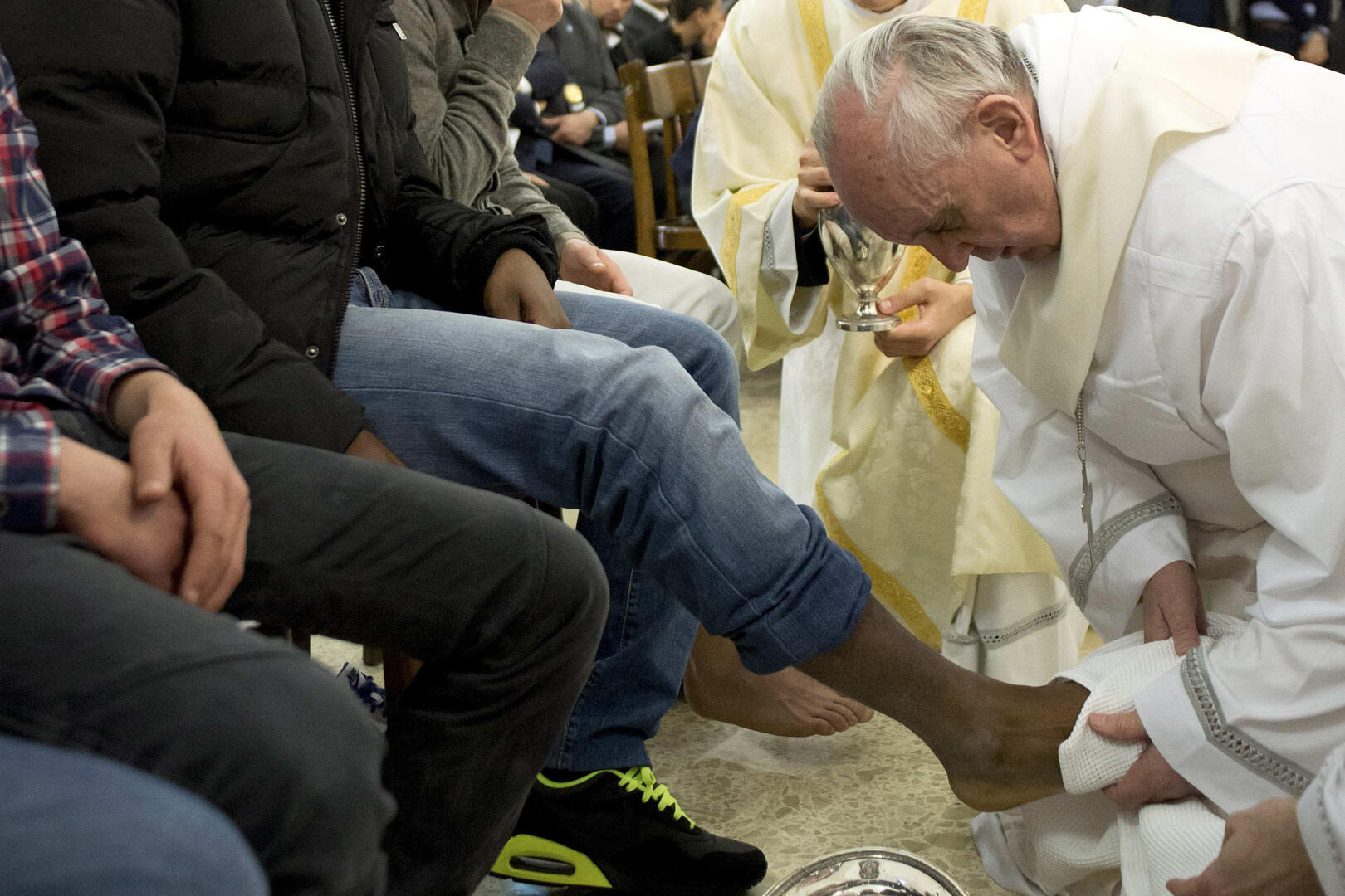 Pope Francis washes inmates' feet on Holy Thursday 2013