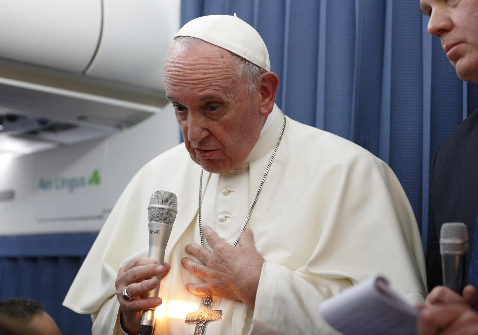 A beam of light hits Pope Francis' cross