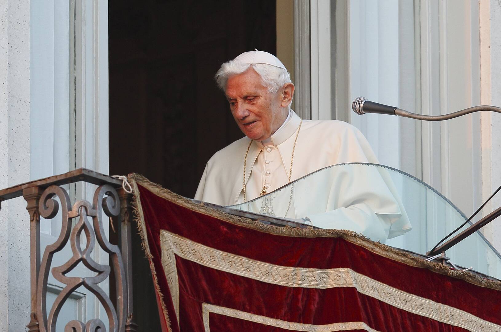 pope benedict turns and walks away in 2013 after he announced that he would be stepping down