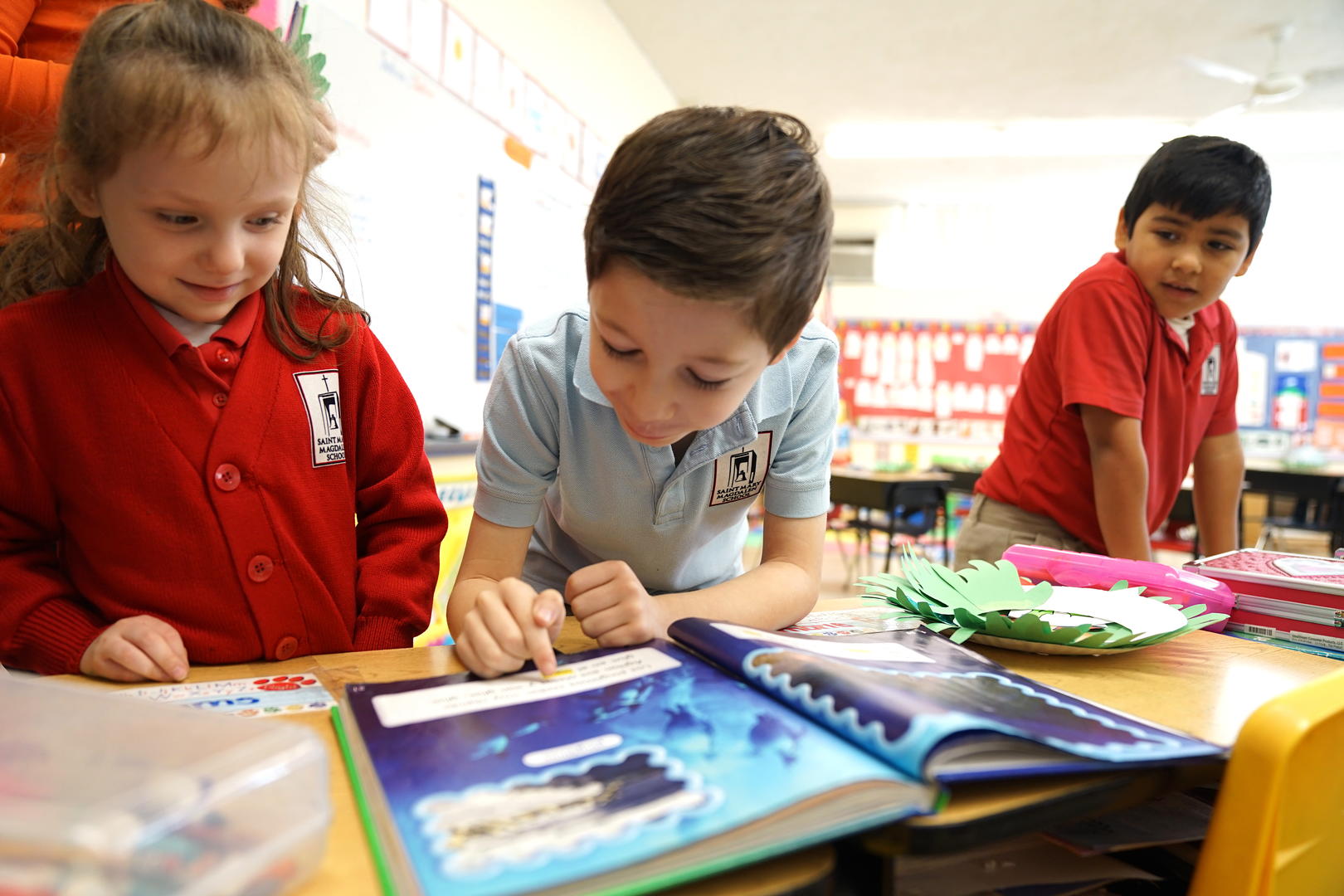 Students read aloud in Spanish.