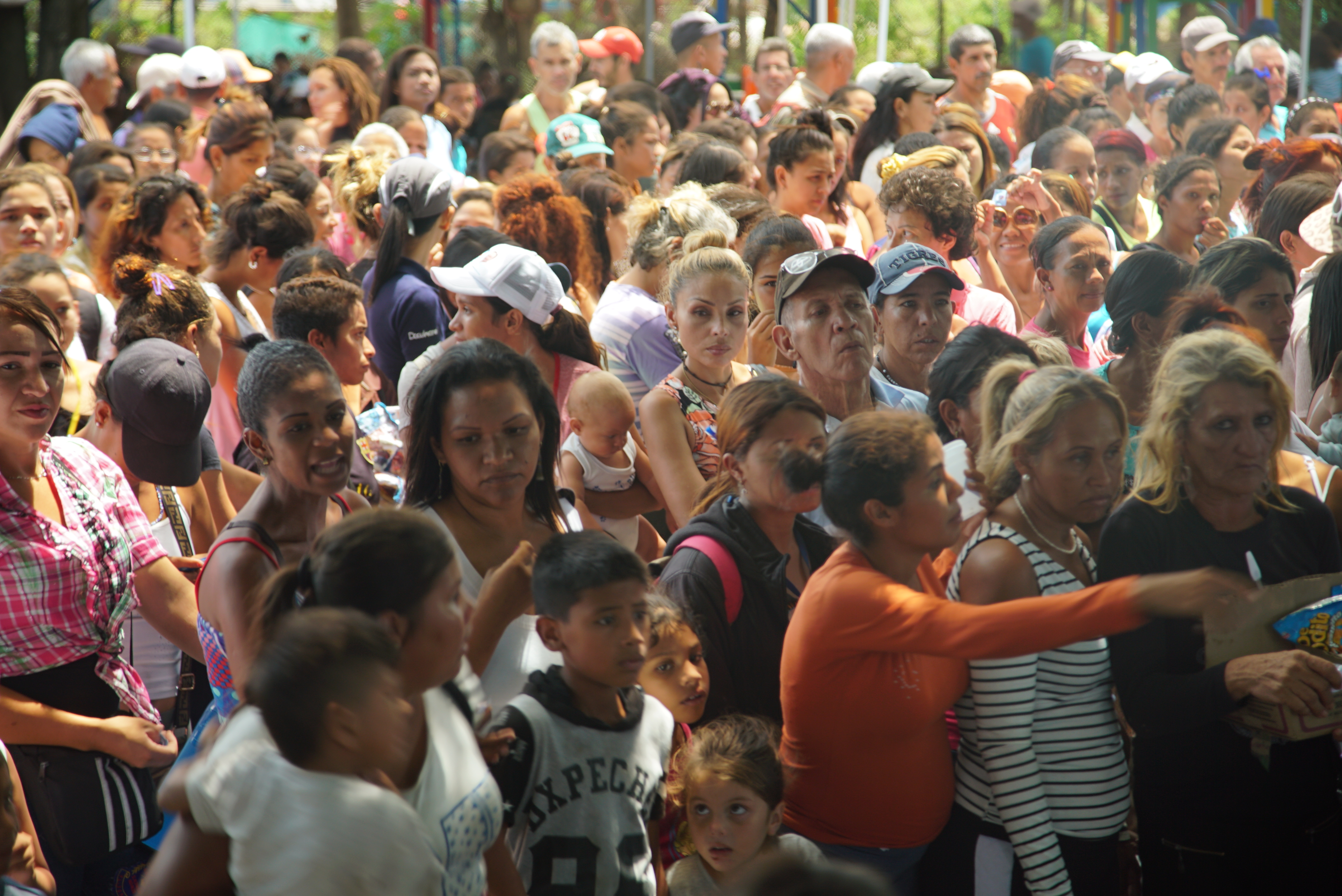 Venezuelan migrants line up for a meal provided by the Diocese of Cucuta near la Parada. Photo by Antonio De Loera-Brust