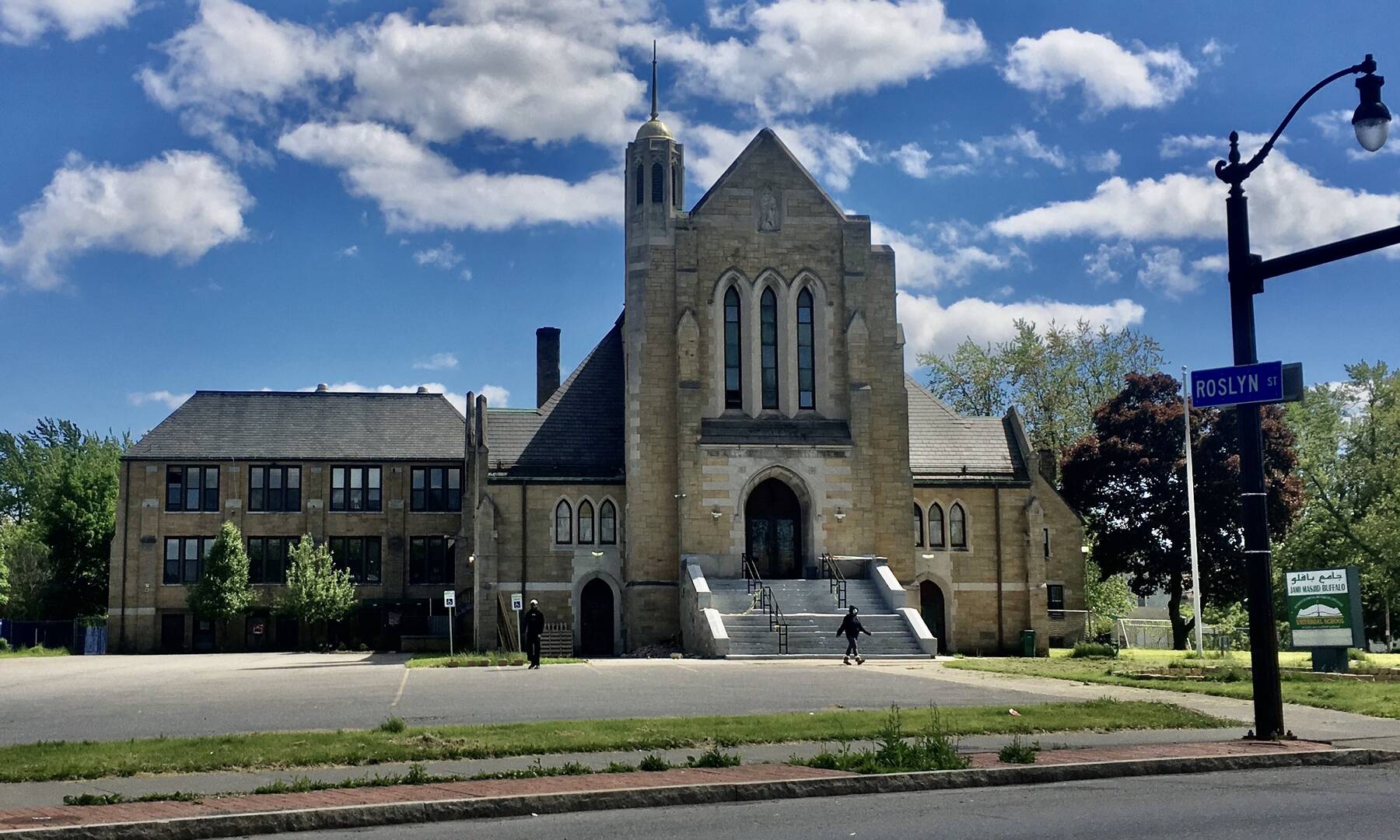 Queen of Peace Roman Catholic Church in Buffalo, N.Y., is now the Jami Masjid mosque. Thanks to recent immigration, around 5,000 Muslims now live in Buffalo (Andre Carrotflower/Wikimedia Commons)