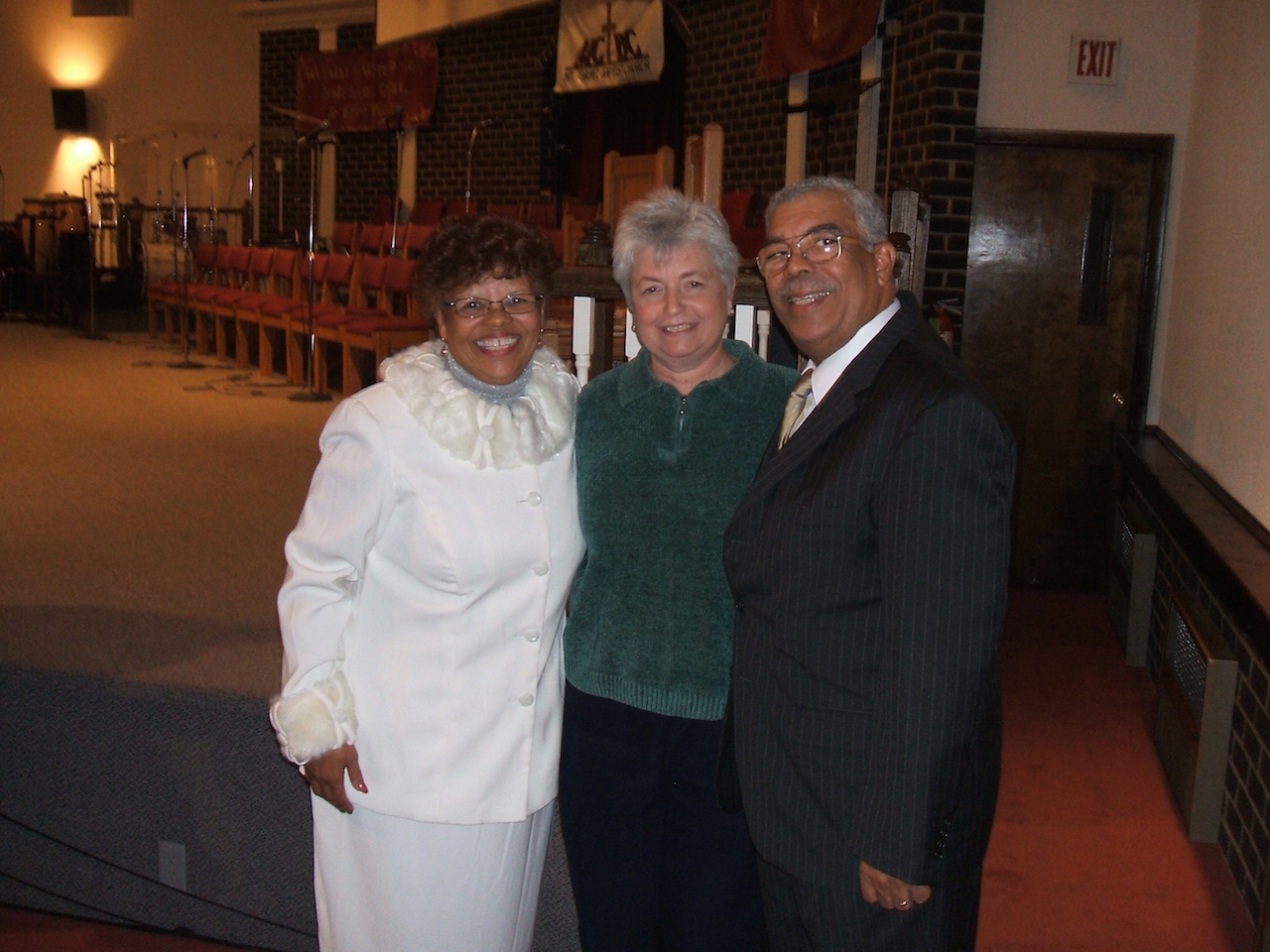  Phoebe Kilby, au centre, a récemment rencontré l'écrivain Betty Kilby et son frère, James, descendants de personnes que sa famille avait possédées comme esclaves.