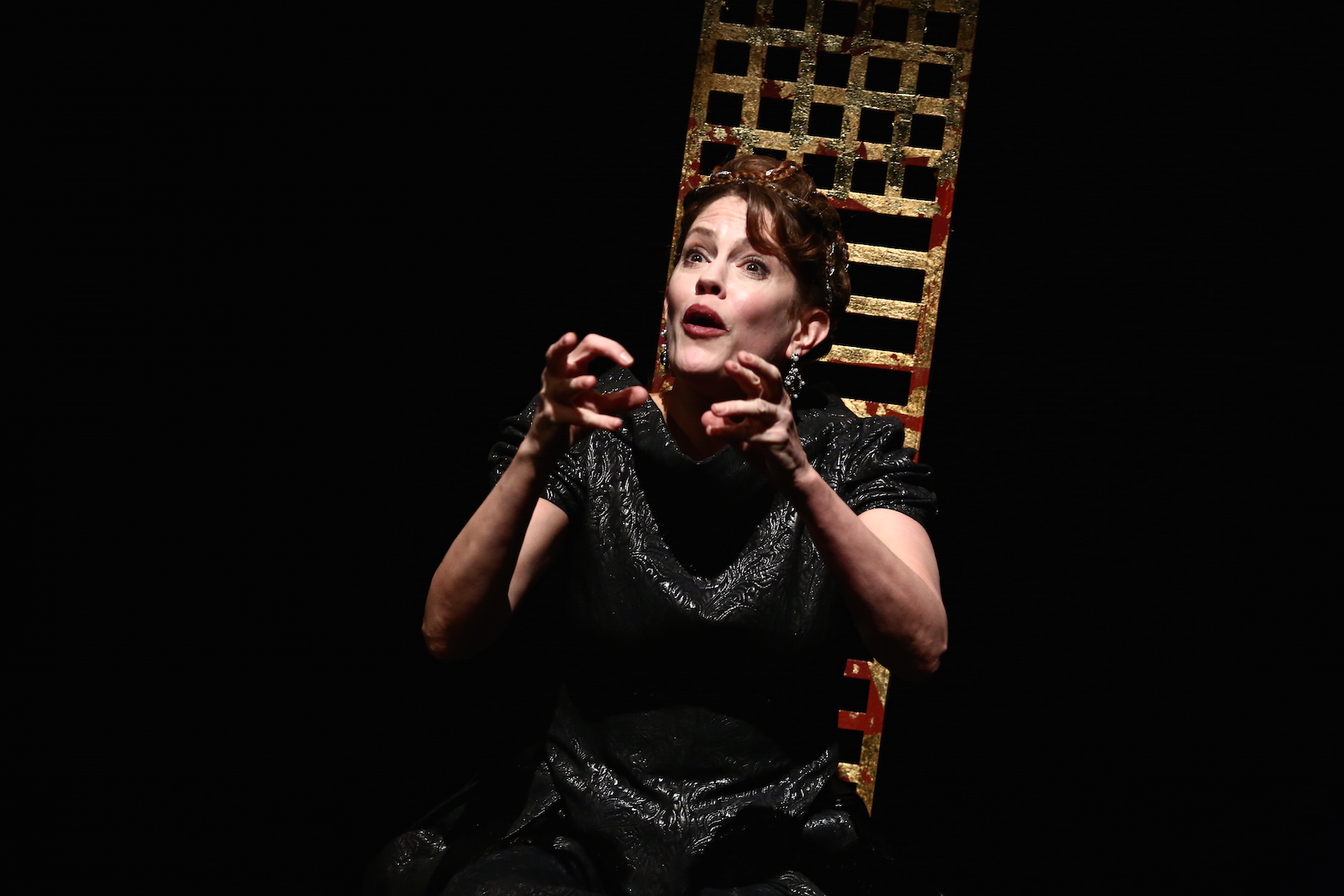  Juliana Francis Kelly in "texts&beheadings/ElizabethR" (photo: Paula Cort)