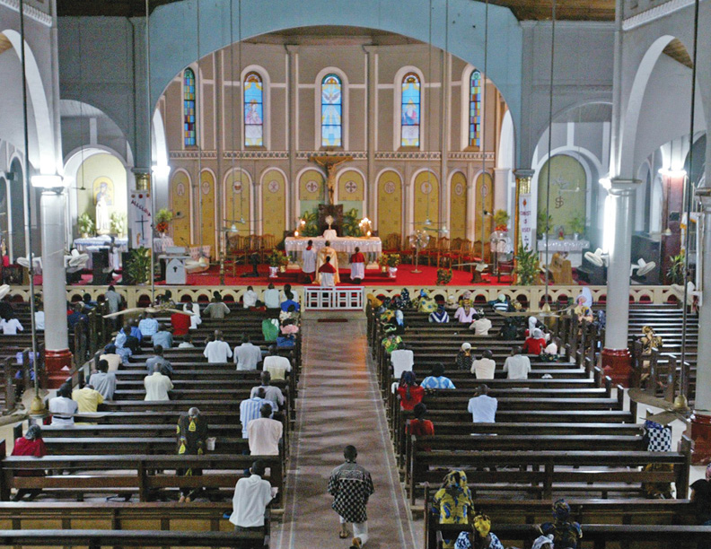 Worshippers gather for evening mass at the Church of the Holy Trinity in Onitsha, Nigeria, April 14, 2005. REUTERS/Finbarr O'Reilly