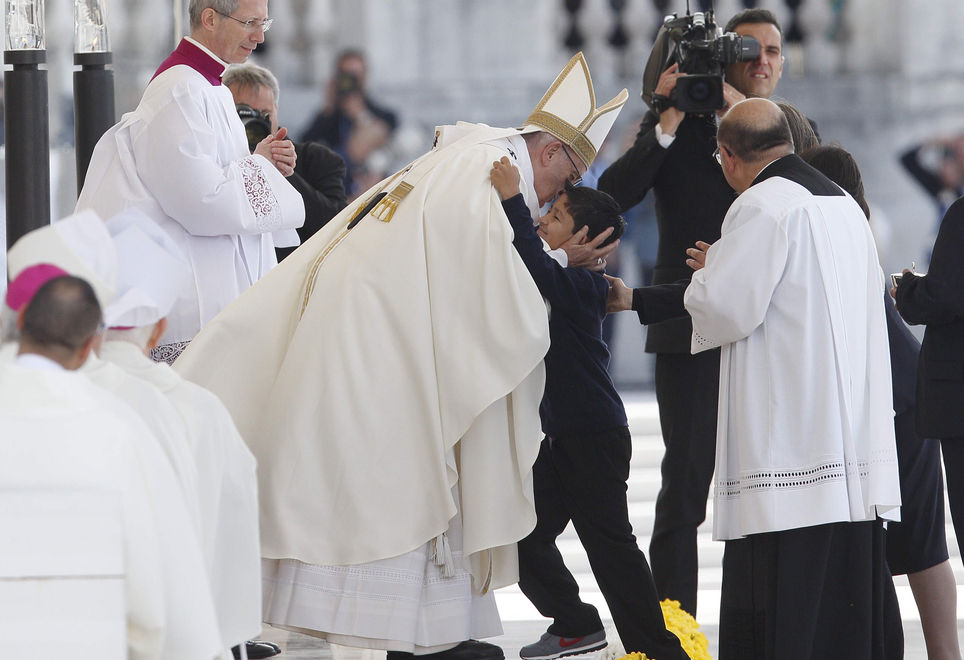 Pope Francis makes history and canonizes Jacinta and Francisco, two child  saints | America Magazine