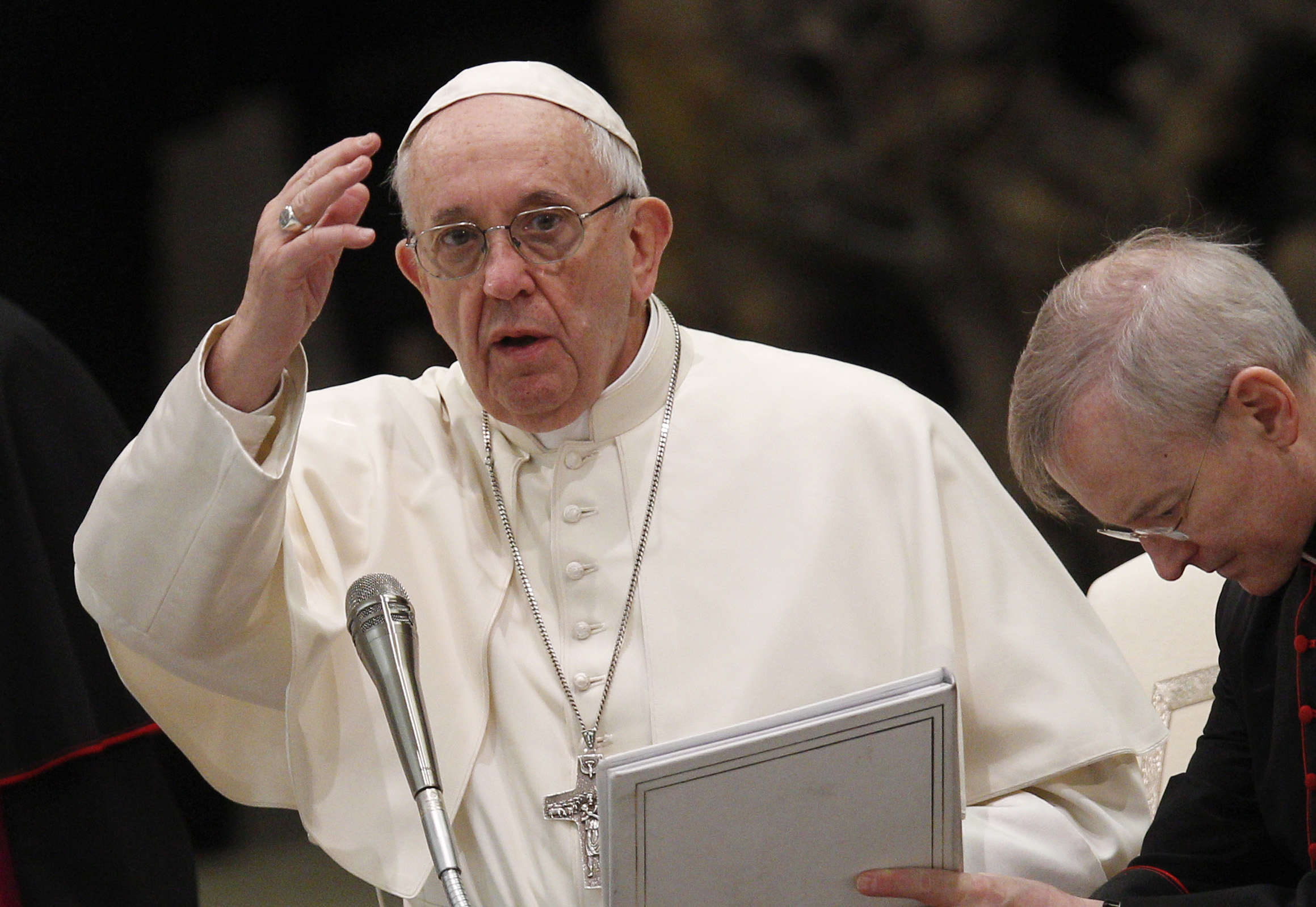 Pope Francis: Overcome fear of immigrants and refugees | America Magazine