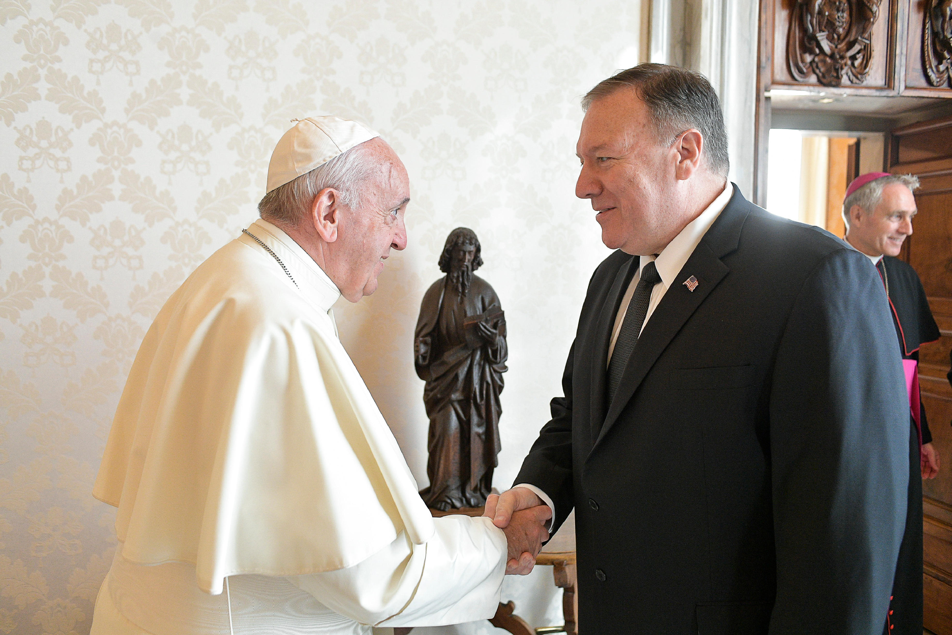 Scolding China, Pompeo proposes U.S./Vatican alliance on religious freedom  | America Magazine