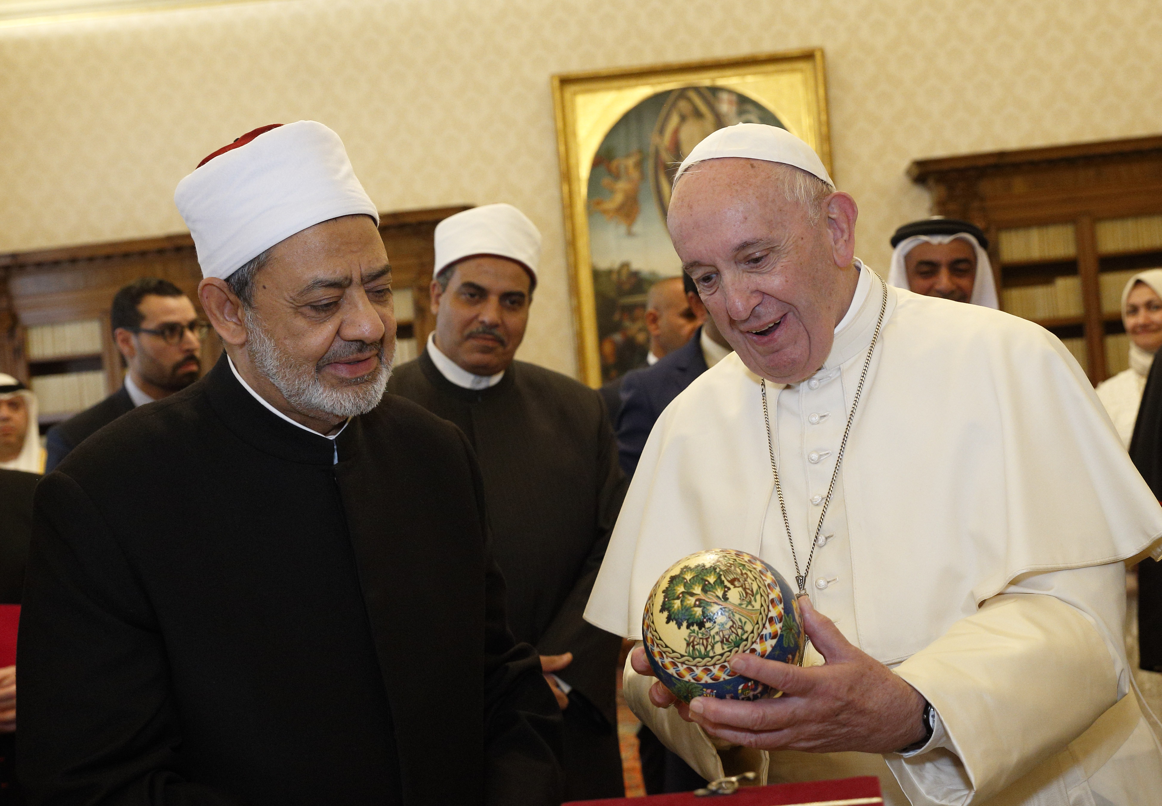 repulsion modnes Almindelig What Pope Francis' friendship with the Grand Imam of al-Azhar means for  Muslim-Christian relations | America Magazine