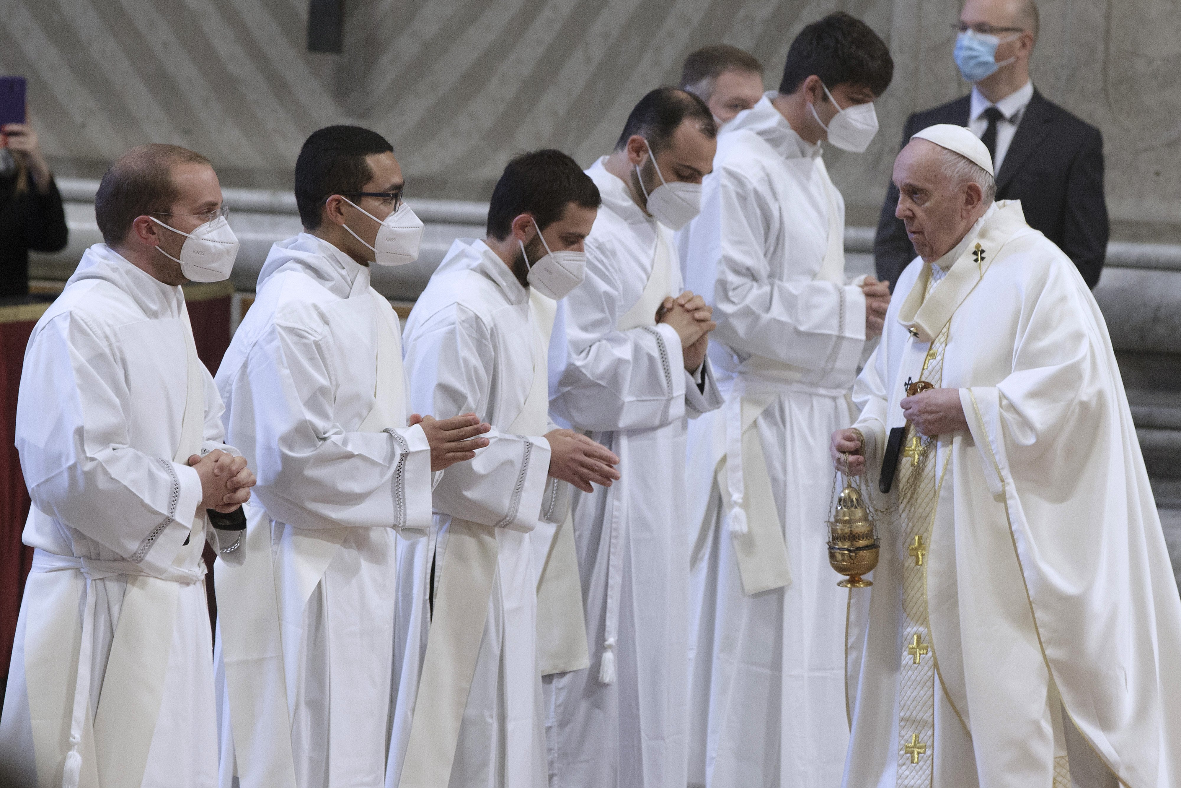 Pope Francis to new priests: Be servants, not | America Magazine