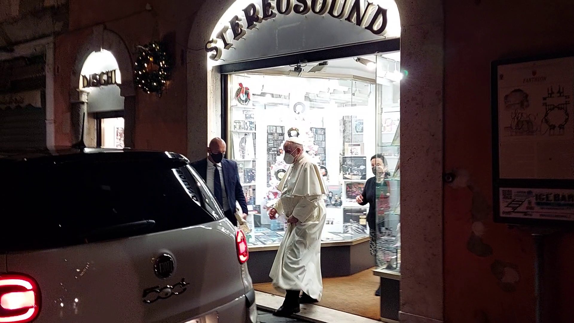 20220112T0815-POPE-ROME-SHOP-1515507.JPG