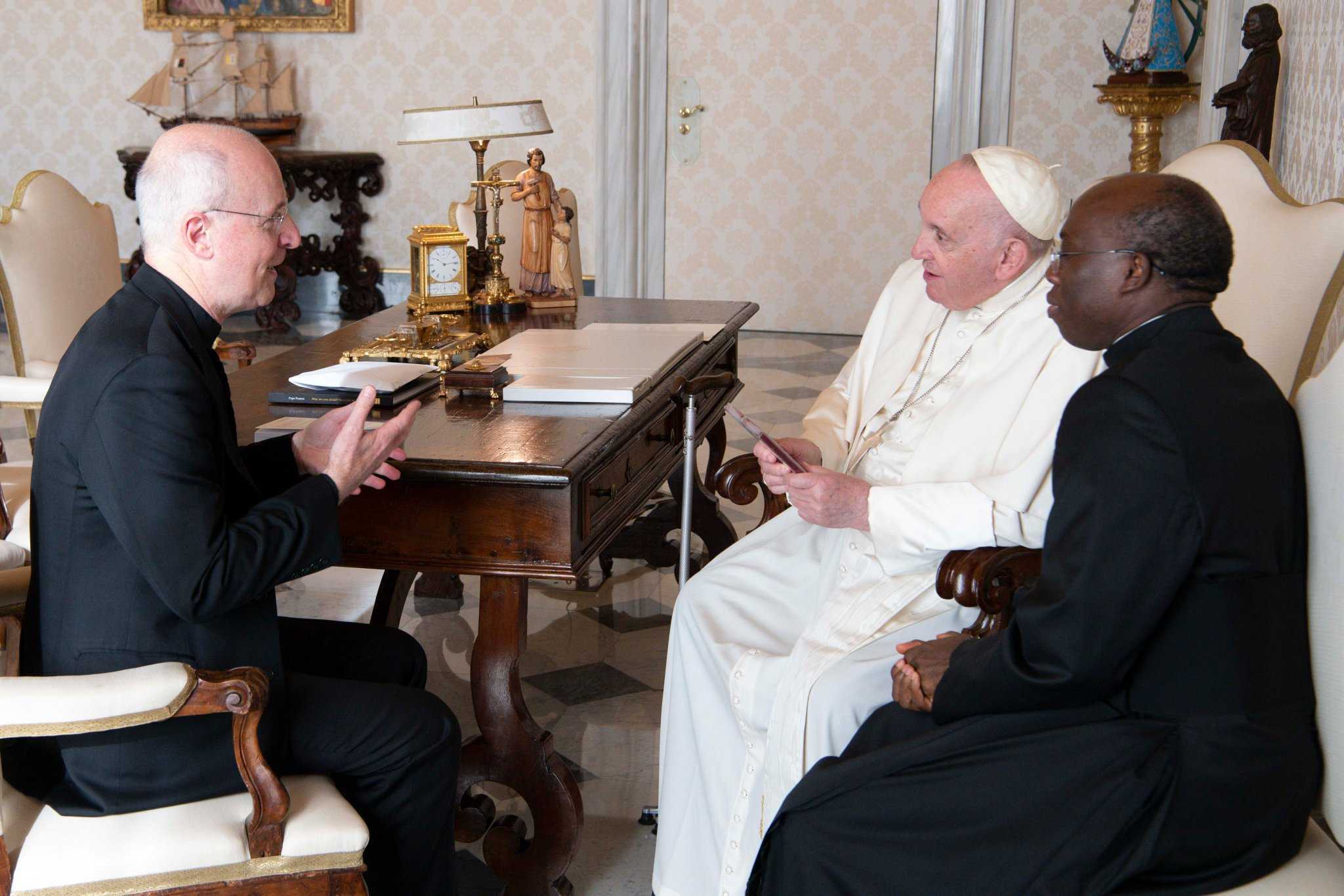 Pope Francis praises Father James Martin during audience with Vatican  communicators - Outreach