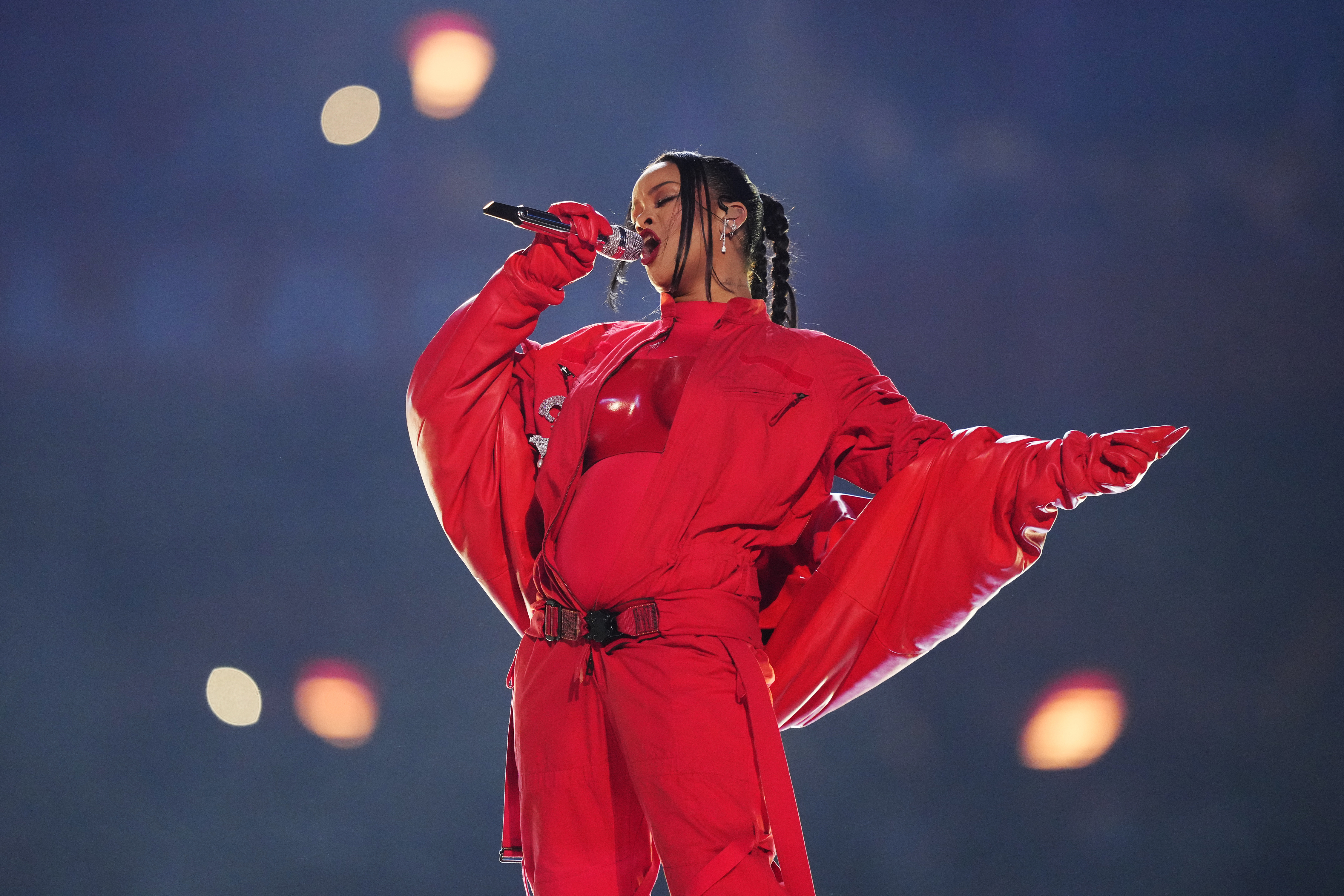 Halftime Show Super Bowl 2023 live reactions: is Rihanna pregnant