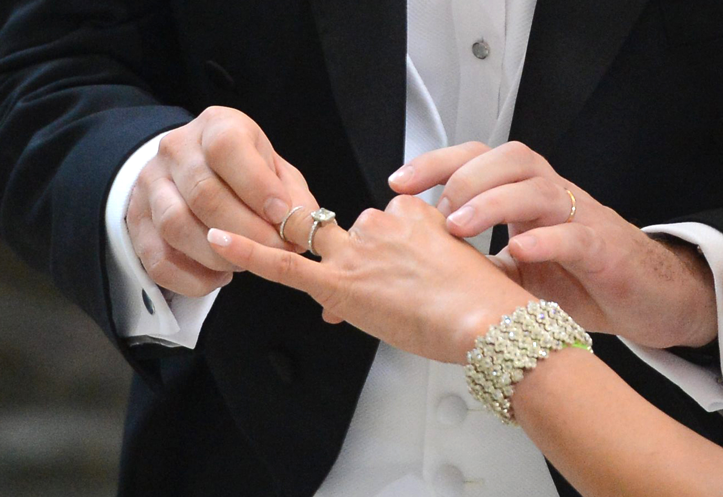 Обручальное кольцо на какой руке носят мусульмане. Надевает кольцо. Красивые обручальные кольца на руках. Мужские обручальные кольца на руке.