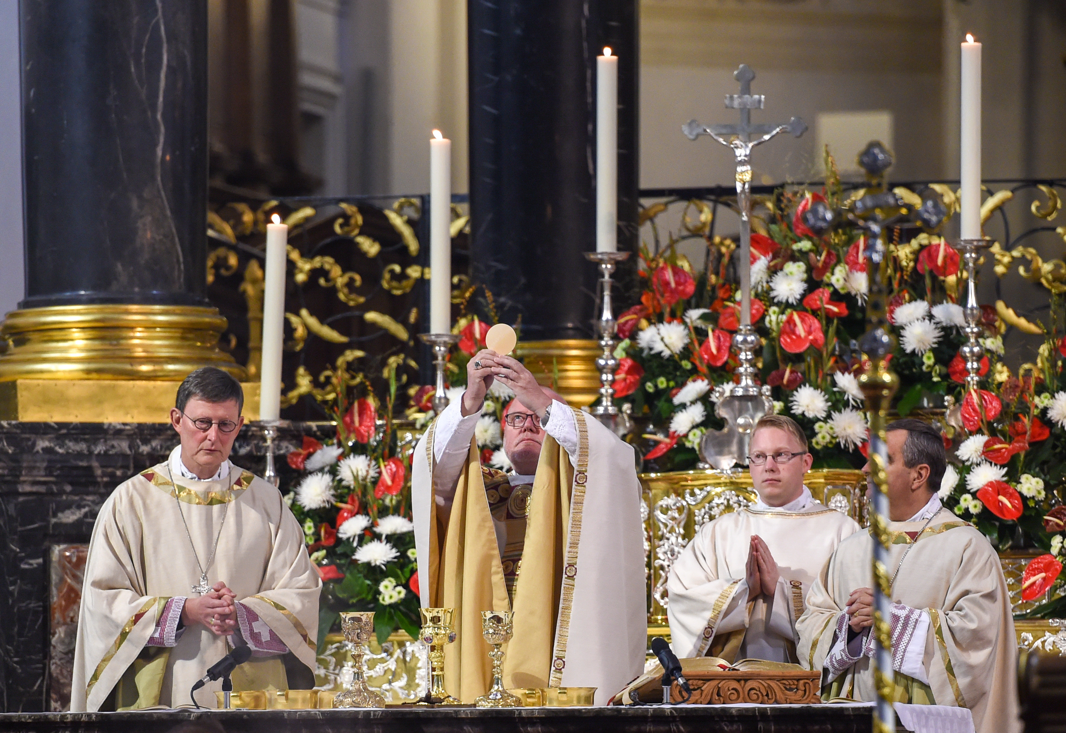 Explainer: Why the Eucharist is confusing for many Catholics (and ...