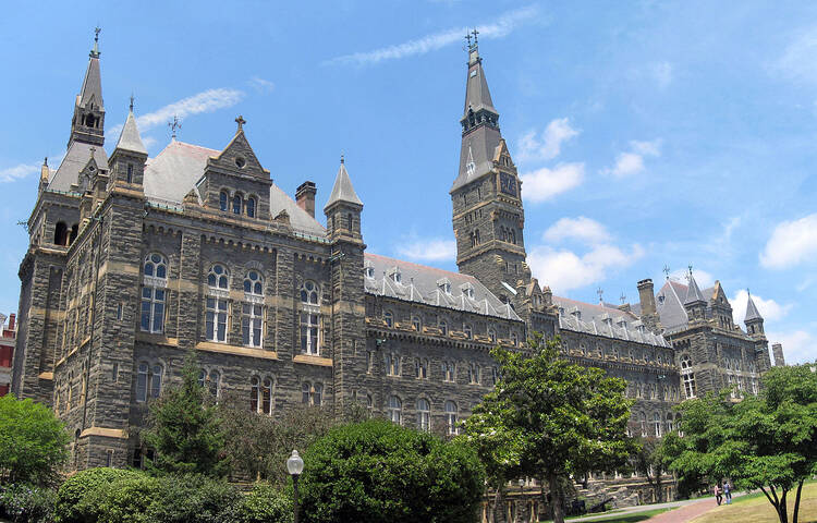 Healy Hall, Georgetown University. (photo by Gtownsfs, Creative Commons)