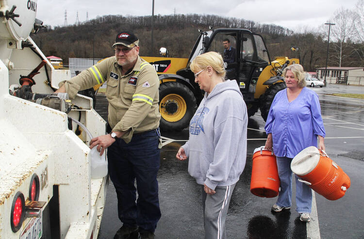 Residents fill up containers of water after chemical spill in West Virginia. (CNS photo/Lisa Hechesky, Reuters) 