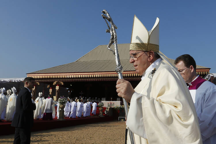 Pope Francis arrives in procession to celebrate the canonization Mass of St. Joseph Vaz at Galle Face Green in Colombo, Sri Lanka, Jan. 14. (CNS photo/Paul Haring)