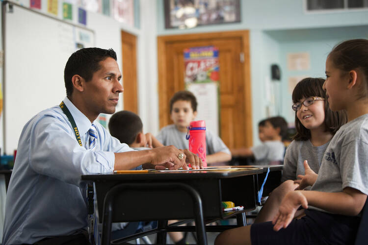 Teacher Matt Gring talks with his students in the third grade at St. Ambrose Catholic School, a Notre Dame ACE Academy, in Tucson, Ariz., Oct. 23, 2014. (CNS photo/Nancy Wiechec)