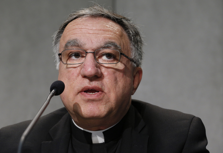 Basilian Father Thomas Rosica speaks at a Vatican press briefing in 2015. (CNS/Paul Haring)