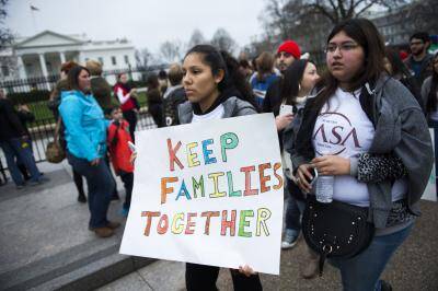 Defending 'Dreamers.' Immigration advocates demonstrate on Pennsylvania Avenue in front of the White House in Washington in this Dec. 30, 2015, file photo. (CNS photo/Shawn Thew/EPA)