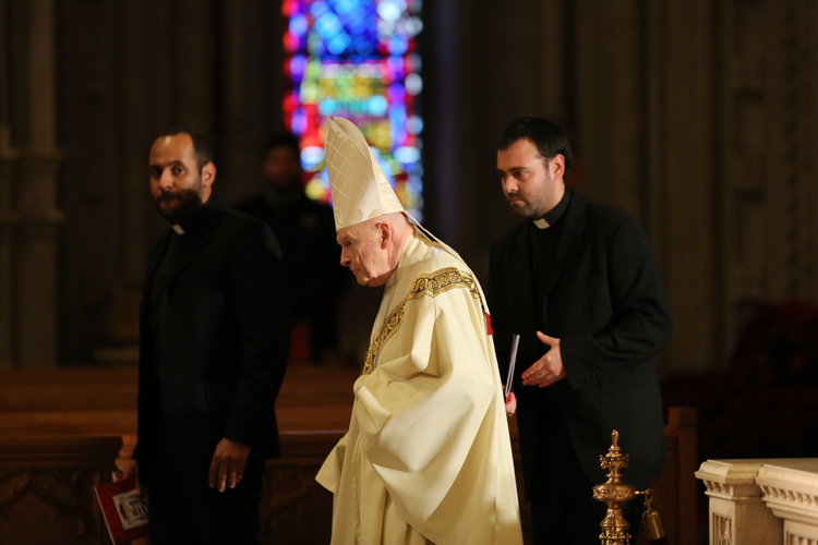 El cardenal Theodore E. McCarrick, arzobispo retirado de Washington, llega para la misa de instalación del 6 de enero del Cardenal Joseph W. Tobin en la Catedral Basílica del Sagrado Corazón en Newark, NJ (foto CNS / Bob Roller)