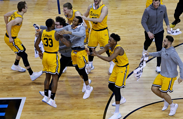 Umbc S Historic Basketball Team Has Catholic Connection In Coach
