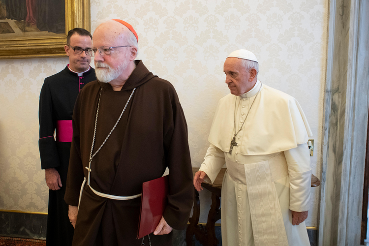 El Papa Francisco se reúne con los representantes de la Conferencia de Obispos Católicos de los Estados Unidos en el Vaticano el 13 de septiembre. A la izquierda está Mons.  J. Brian Bransfield, secretario general de la conferencia, y el cardenal Sean P. O'Malley de Boston, presidente de la Comisión Pontificia para la Protección de Menores.  (Foto CNS / Vatican Media) 