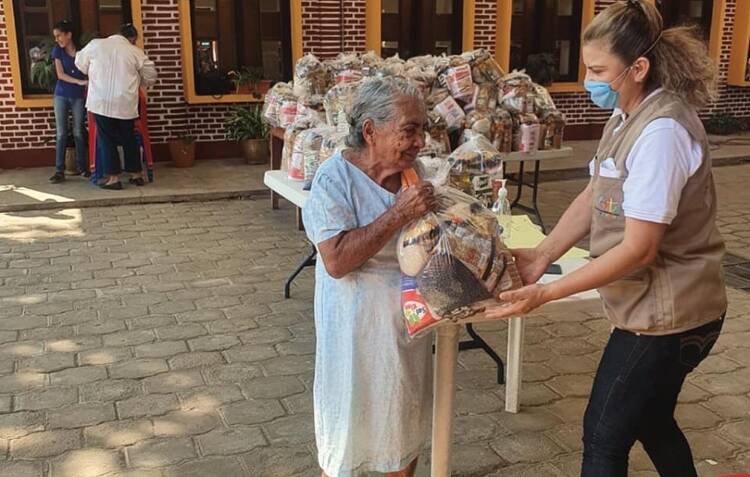 Getting assistance in San Andrés Tuxtla in the state of Veracruz, Mexico (Photo courtesy of Caritas Mexico)