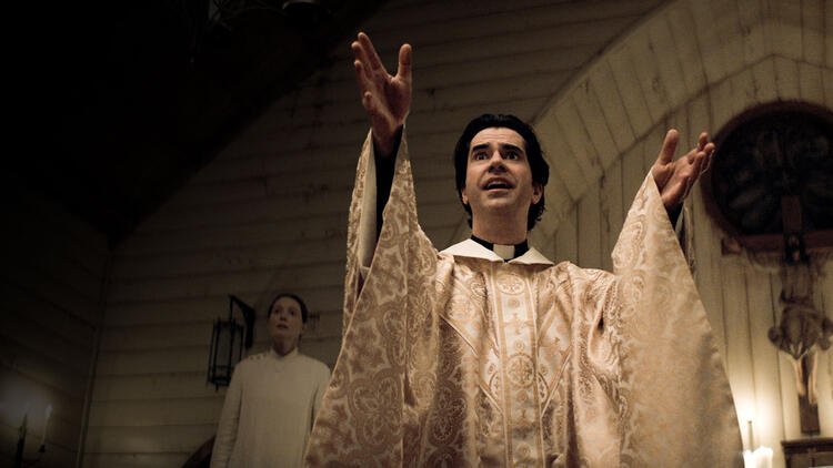  Father Paul Hill (Hamish Linklater) as Father Paul Hill in ‘Midnight Mass’ (photo: IMDB)