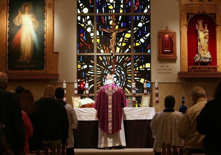 Carmelite Father Casimir Borcz celebrates a Tridentine Mass at the Carmelite Monastery in Munster, Ind., in this March 31, 2007 file photo. (CNS photo/Karen Callaway)