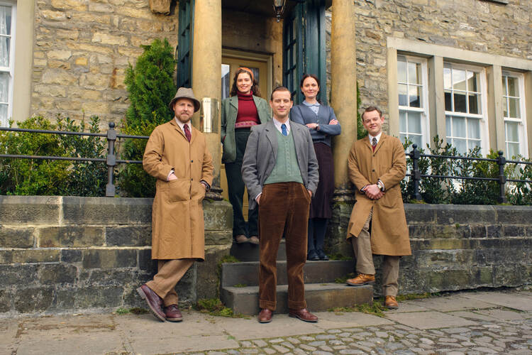 Cast members of “All Creatures Great and Small”: Siegfreid Farnon (Samuel West), James Herriot (Nicholas Ralph) & Tristan Farnon (Callum Woodhouse). Backrow: Helen Alderson (Rachel Shenton) & Mrs Hall (Anna Madeley) (PBS Masterpiece)