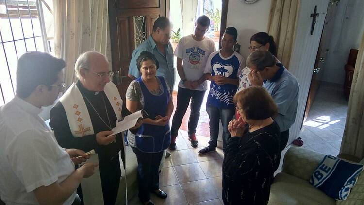 Bishop Cipollini prays with the faithful during a 'missionary pastoral visit' to São Caetano do Sul, in the state of São Paulo, Brazil, in September 2016. Photo courtesy: Diocese of Santo André