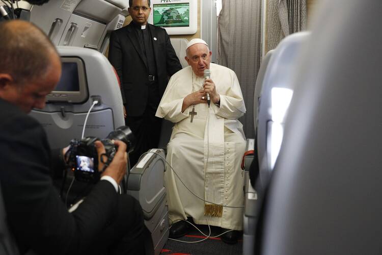 Papst Franziskus spricht im Flugzeug über „kulturellen Völkermord“, Verhütung und die deutsche Synode