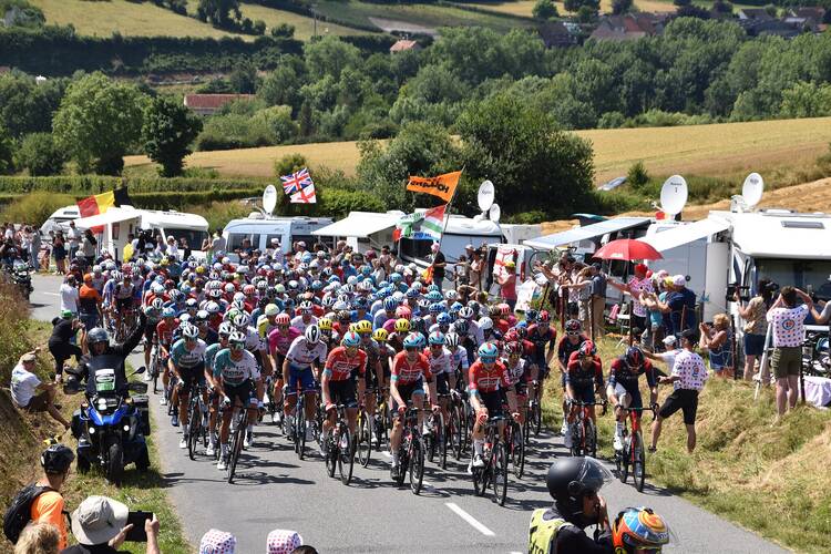 Photo of Plus qu’une simple course : ce Tour de France est synonyme de travail d’équipe et de drame.