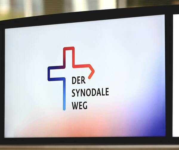 The German Synodal Path logo is displayed on a screen