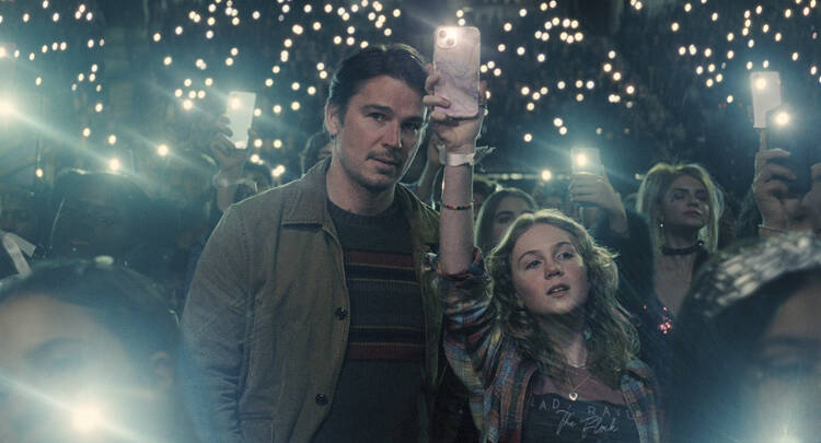  Josh Hartnett, left, and Ariel Donoghue in a scene from "Trap." (Warner Bros. Pictures via AP)