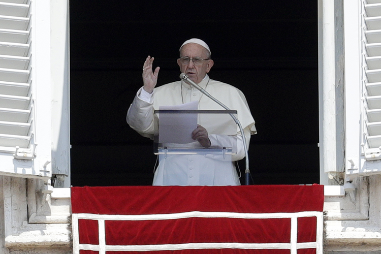 El Papa Francisco entrega una bendición desde la ventana de su estudio con vista a la Plaza de San Pedro en el Vaticano el 5 de agosto. (AP Photo / Gregorio Borgia File)