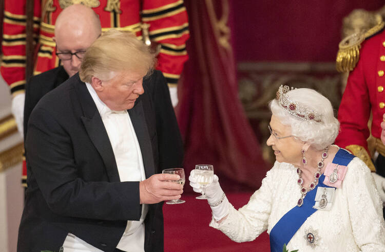 U.S. President Donald Trump and Queen Elizabeth II toast, during the State Banquet at Buckingham Palace, in London, Monday, June 3, 2019. (Dominic Lipinski/Pool Photo via AP)