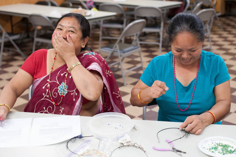 A beading session at Loom Chicago. Photo courtesy of Catholic Charities of the Archdiocese of Chicago.